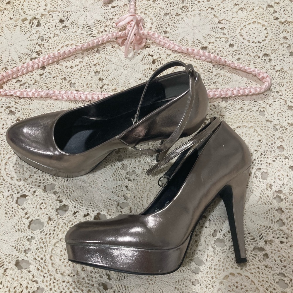 Maurice’s metallic heels size 8.5